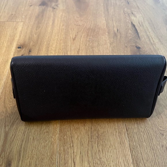 Louis Vuitton Bordeaux Taiga Bag - Picture 9 of 10